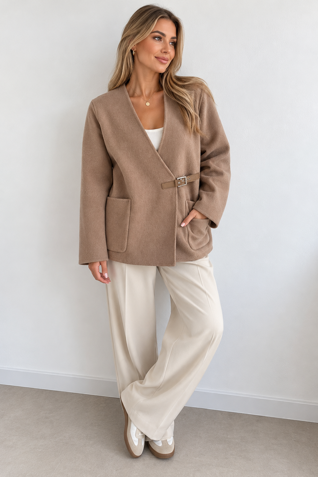 Warm taupe wool and cashmere jacket with buckle closure and two front pockets, worn with cream trousers – Darivé Select