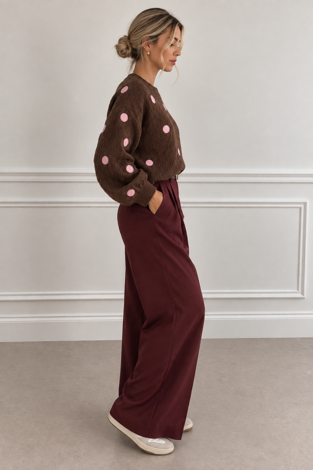 Chocolate brown sweater with pink dots – back view, plain brown – Darivé Select