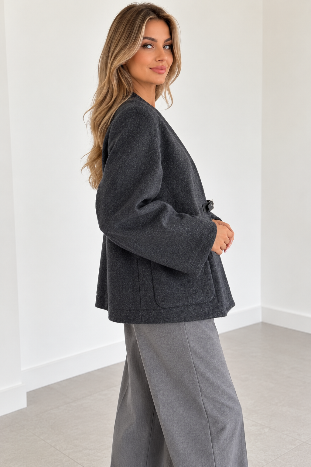 Side view of a model wearing a dark grey wool and cashmere jacket with a relaxed fit and wide sleeves – Darivé Select