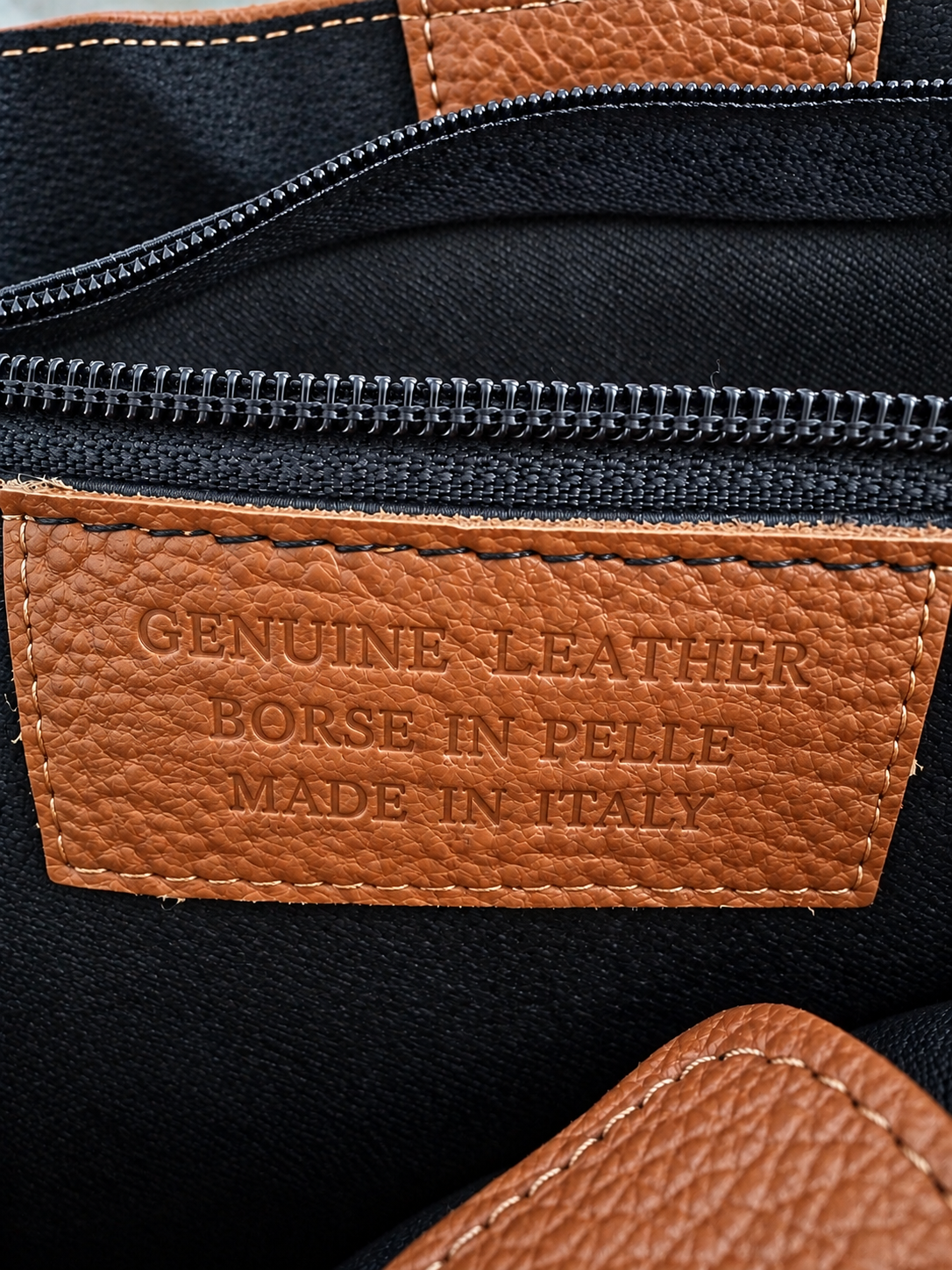 Interior of an Italian leather handbag with dark lining and zippered pocket - Darivé Select